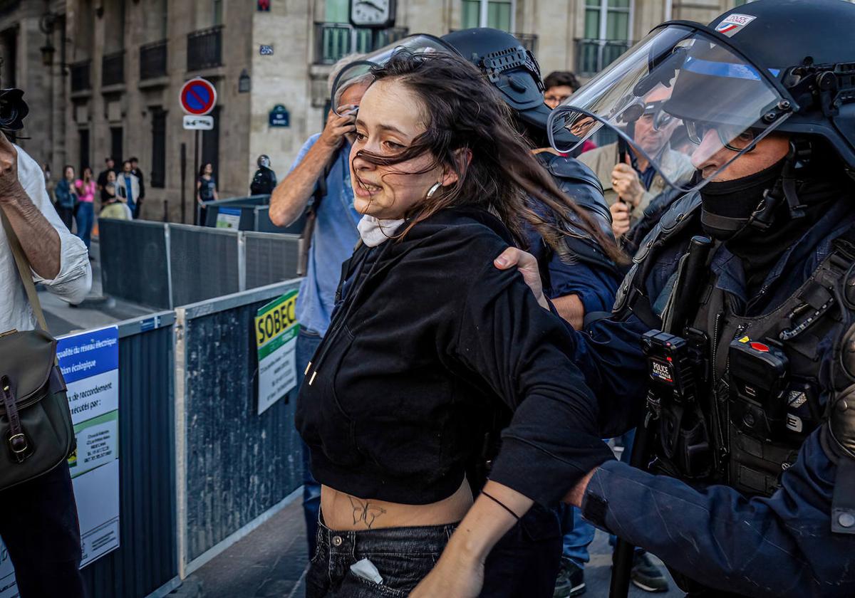 Una manifestante es arrestada por la Policía durante una protesta en París.