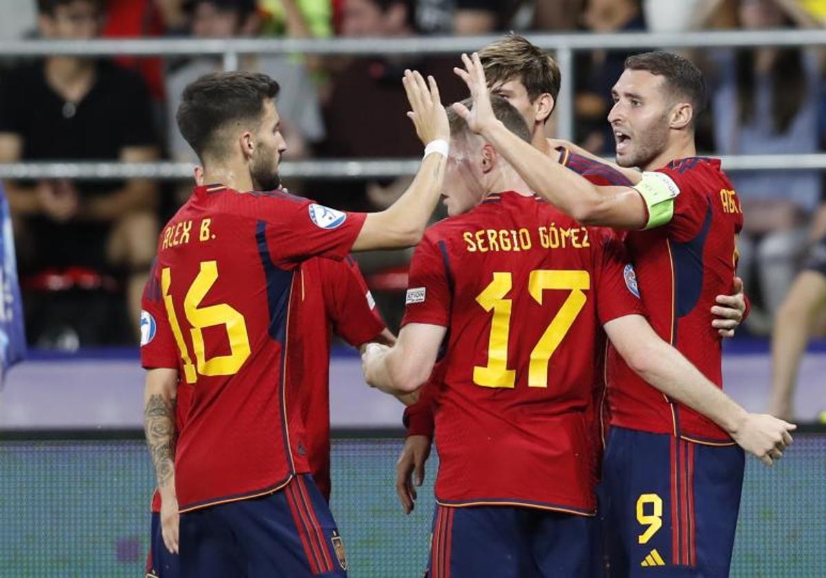 Los jugadores de España celebran uno de los goles ante Ucrania.