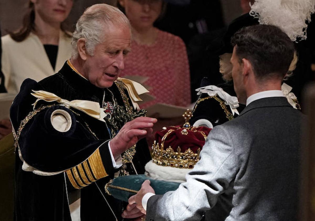 El rey Carlos III recibe los Honores de Escocia en la catedral de San Giles en Edimburgo