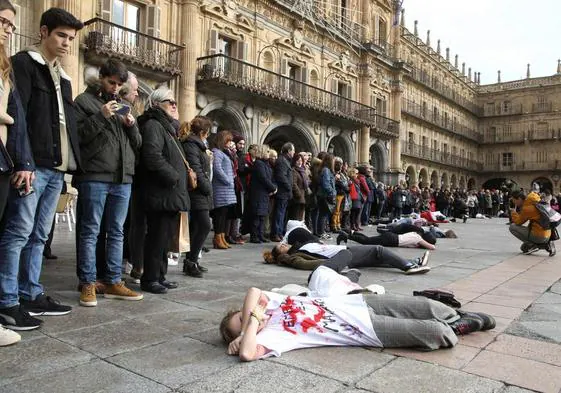 Concentración de repulsa por el asesinato de Laura Luelmo de los alumnos de la facultad de Bellas Artes de Salamanca donde cursó sus estudios universitarios.