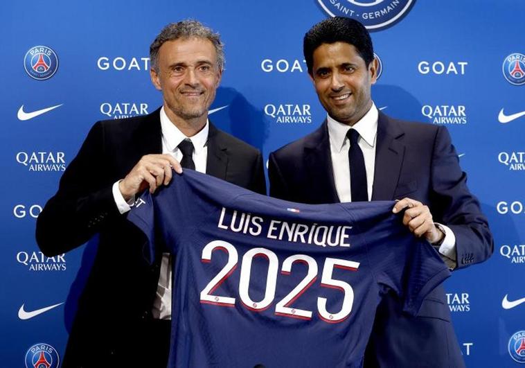 Luis Enrique posa junto a Al-Khelaïfi con la camiseta del PSG y el número 2025.