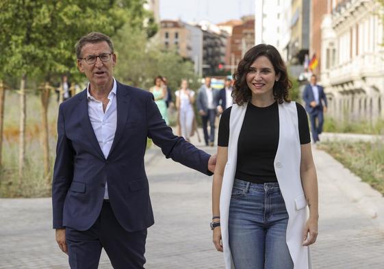 Feijóo junto a Ayuso este miércoles en la Plaza de España.