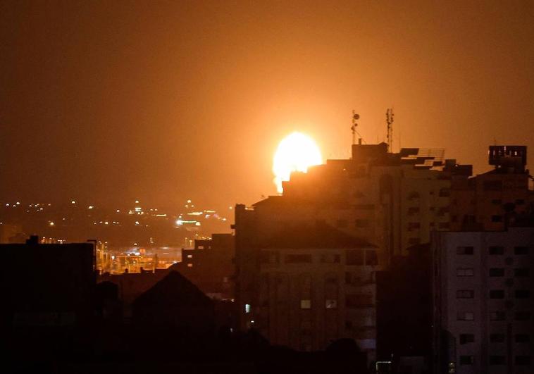 Israel ataca Gaza mientras los refugiados regresan a Yenín