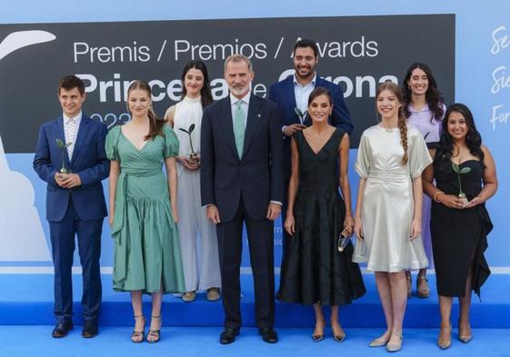 El rey Felipe, la reina Letizia, la princesa Leonor y la infanta Sofía posan para fotografía d efamilia con los galardonados.