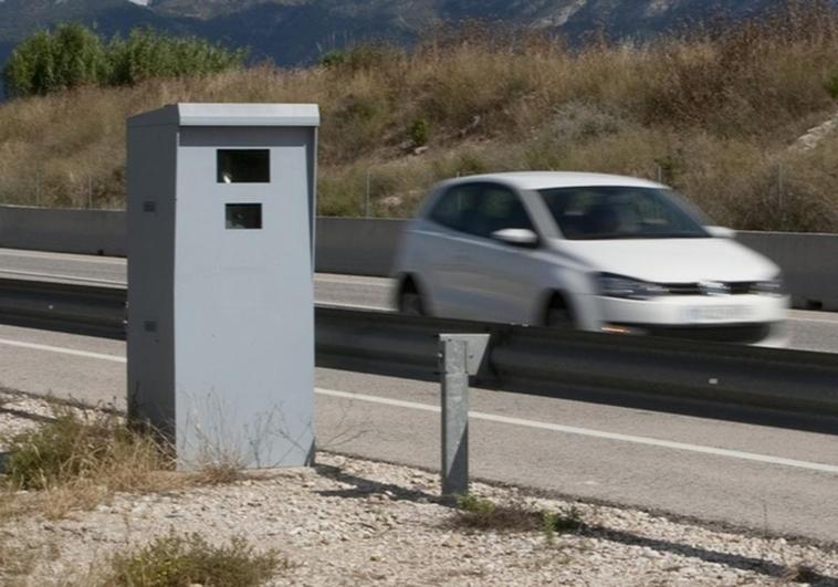 Foto de archivo de un radar en carretera