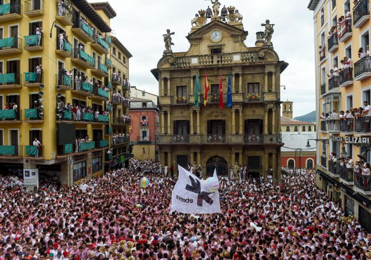 Miles de asistentes en la Plaza Consistorial de Pamplona.