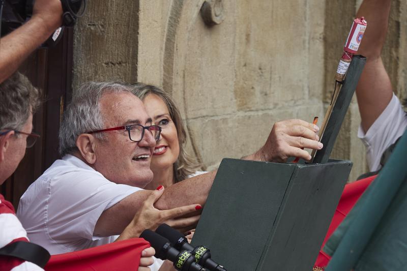 El presidente del Club Atlético Osasuna, Luis Sabalza, lanza el chupinazo que da inicio a los Sanfermines 2023, en la Plaza del Ayuntamiento.