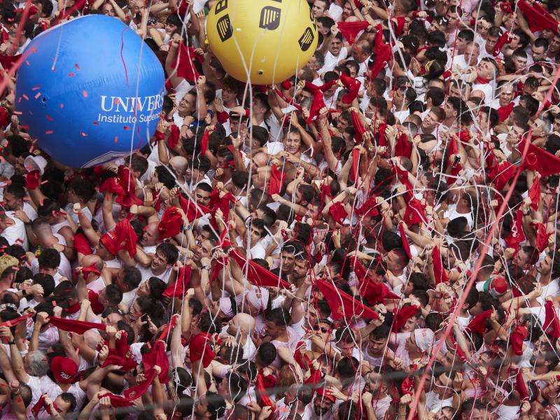 Decenas de personas alzan el tradicional pañuelo rojo durante el chupinazo que da inicio a los Sanfermines 2023