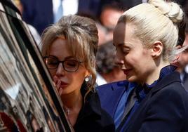 La última novia del ex primer ministro italiano, Marta Fascina, junto a Marina Berlusconi en el funeral.