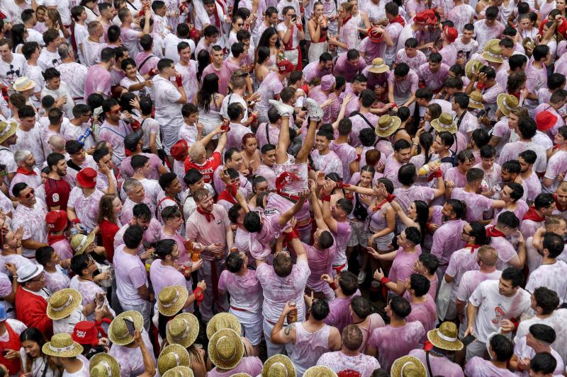 Asistentes celebran en la Plaza Consistorial de Pamplona antes del chupinazo anunciador de los Sanfermines 2023, este jueves.