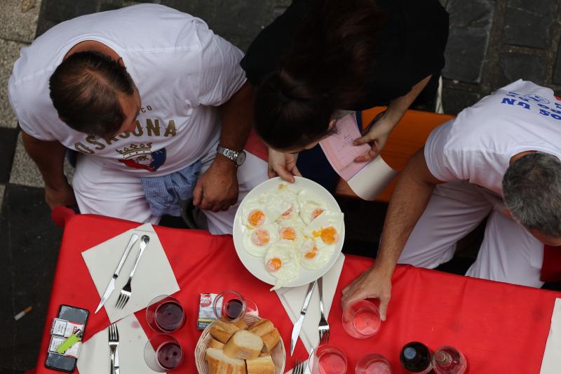 El tradicional almuerzo previo al comienzo de los Sanfermines en Pamplona.