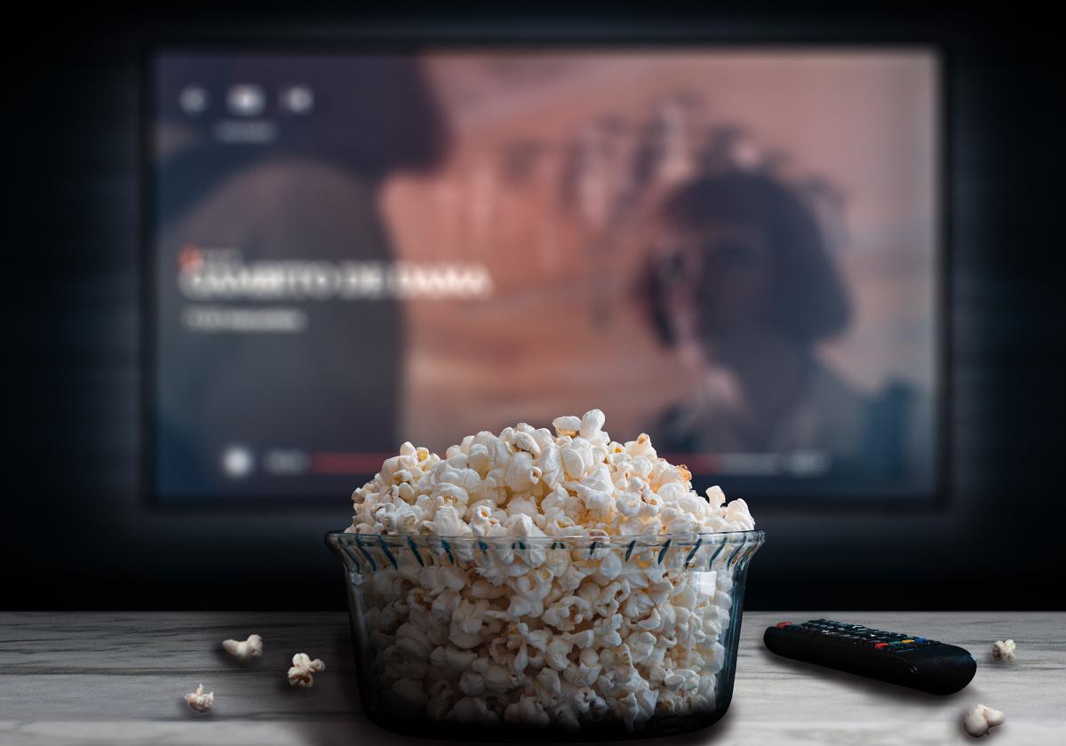 Bol de palomitas con serie en plataforma de streaming.