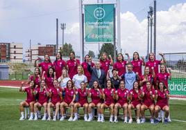 Fotografía de familIa de la Selección Española Femenina ante de viajar al Mundial de Australia y Nueva Zelanda.