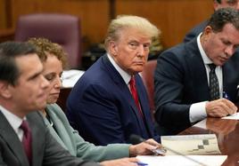 El expresidente Donald Trump, rodeado de sus abogados en el tribunal de Nueva York