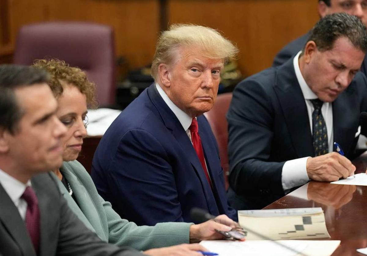 El expresidente Donald Trump, rodeado de sus abogados en el tribunal de Nueva York