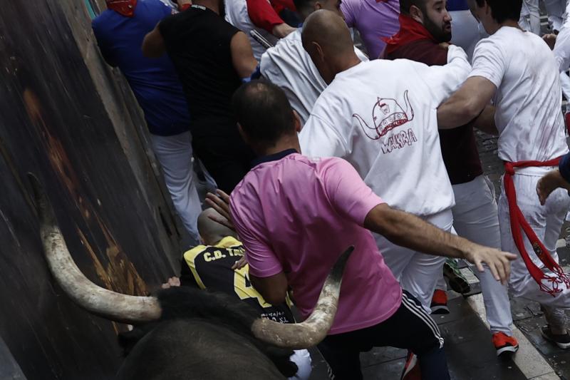 Los toros de la ganadería de José Escolar enfilan la calle Estafeta tras pasar la curva de Mercaderes.