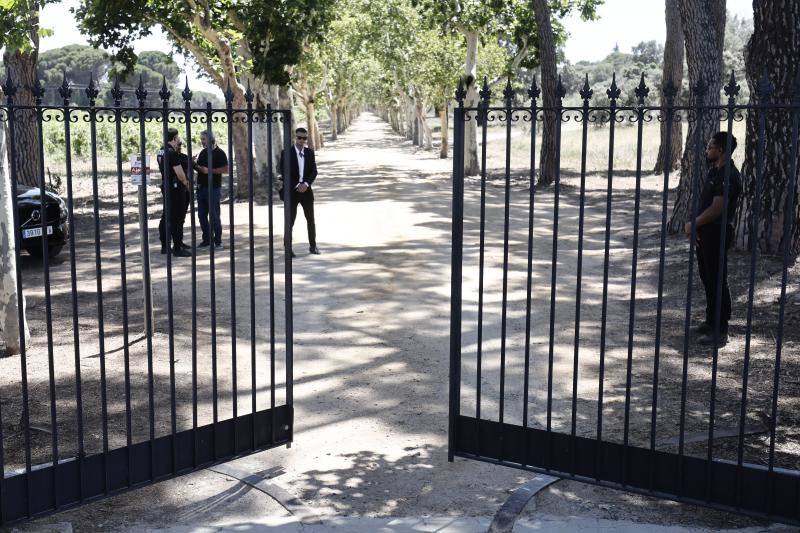 Imagen de la entrada de la finca, donde se apostaba el personal de seguridad para salvaguardar la exclusiva de la boda. 