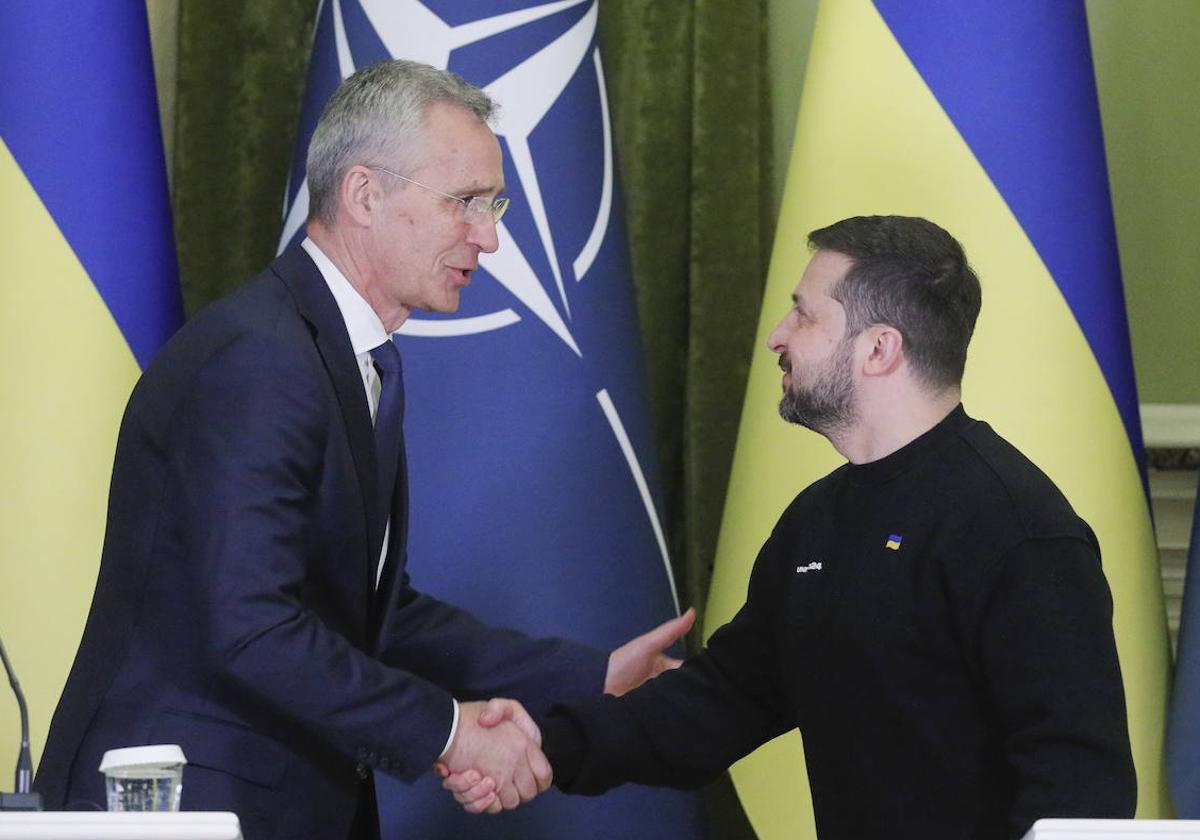 El presidente de Ucrania, Volodímir Zelenski, y el secretario General de la OTAN, Jens Stoltenberg, se dan la mano durante una conferencia de prensa