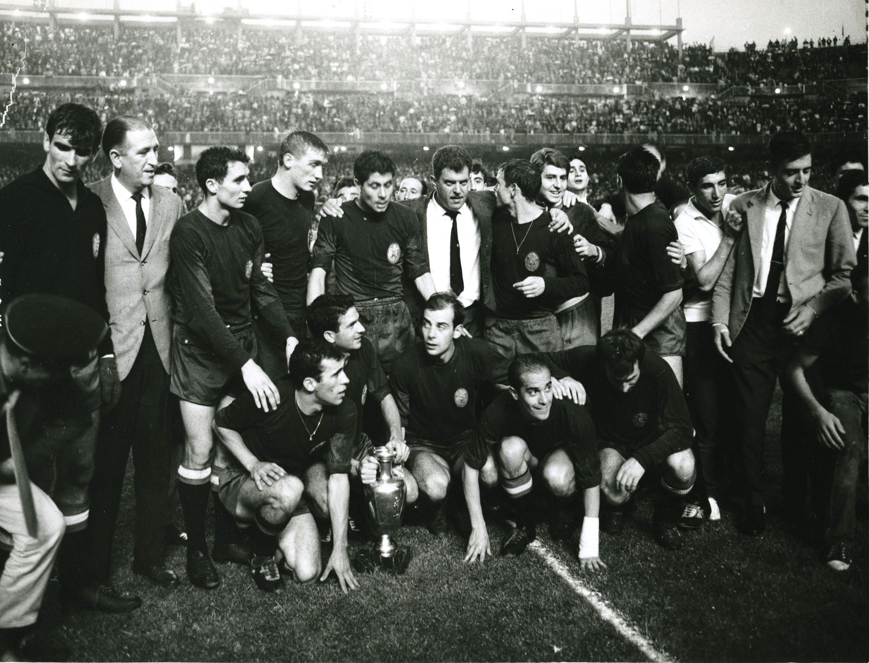 La selección española posa tras ganar la final de la Copa de Europa frente al equipo de la URSS en 1964.