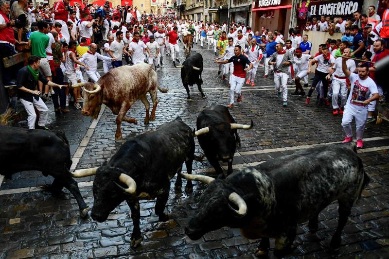 Los toros de Cebada Gago llegan a la curva de Mercaderes en el tercer encierro de San Fermín.