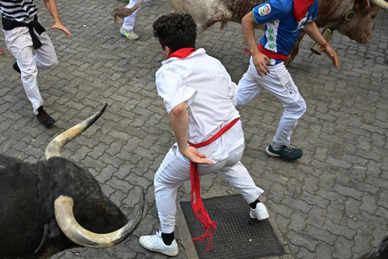 Un mozo perseguido por un toro de la ganadería de Cebada Gago.