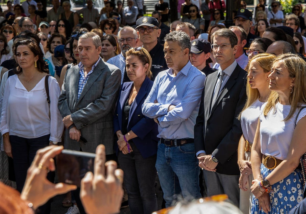 Las autoridades de Logroño (La Rioja), este domingo, durante el minuto de silencio.