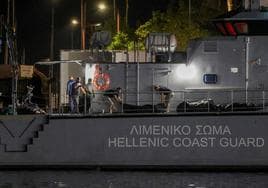 La Guardia Costera griega traslada bolsas con cadáveres de inmigrantes que murieron después de que su bote volcara en mar abierto frente a Grecia