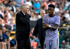 Ancelotti habla con Vinicius en el partido de Mestalla.