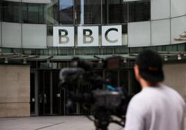 La entrada a la sede de la BBC en Londres lleva días rodeada de periodistas de diferentes medios.