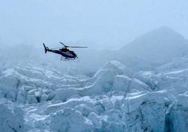 Un helicóptero sobrevuela el glaciar Khumbu en la región del monte Everest