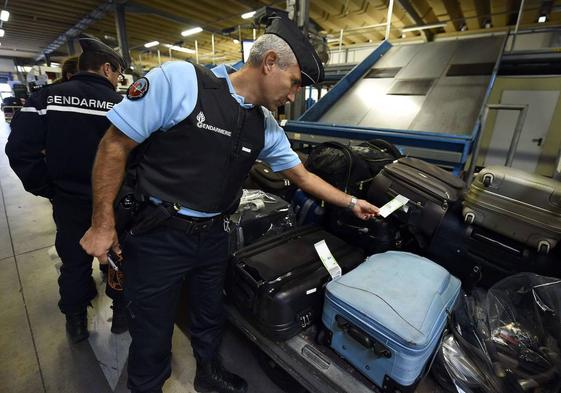 Miembros de la Gendarmería examinan maletas en el aeropuerto de Montpellier.