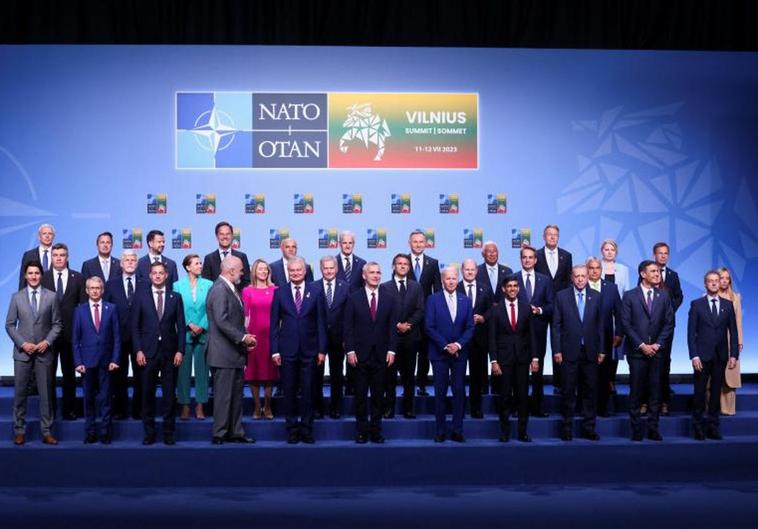 Foto de familia de los líderes de los países miembros de la OTAN reunidos en la capital de Lituania.