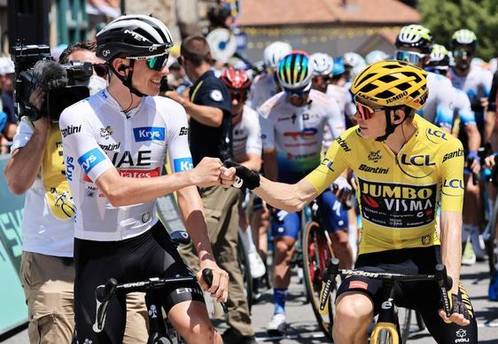 Tadej Pogacar y Jonas Vingegaard se saludan en la salida de una de las etapas del presente Tour.