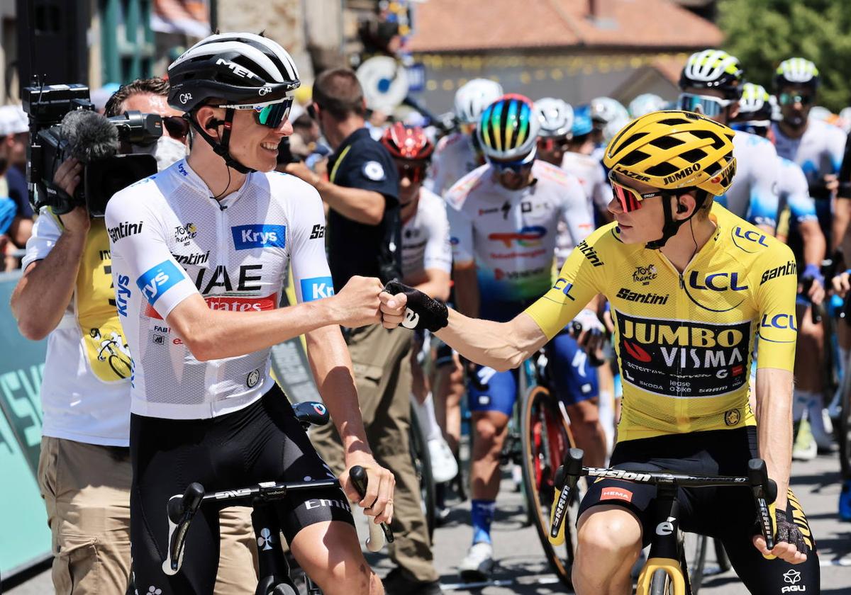 Tadej Pogacar y Jonas Vingegaard se saludan en la salida de una de las etapas del presente Tour.