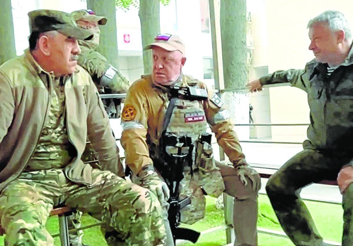 El líder del Grupo Wagner, Evgueni Prigozhin, con el teniente general Vladimir Alekseev y el viceministro de Defensa ruso, Yunus-Bek Evkurov.