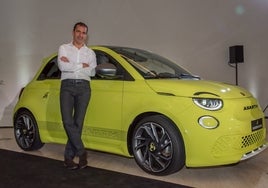 Gené posa junto al Abarth