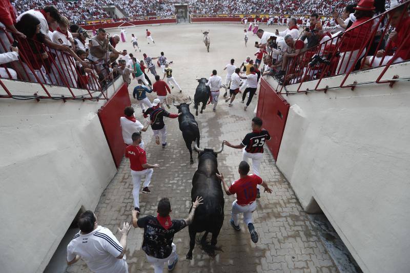 El sexto encierro de San Fermín, en imágenes