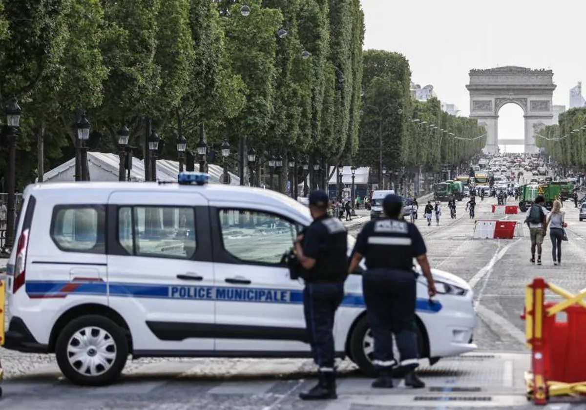 Policías franceses montan guardia cerca del Arco de Triunfo, en el centro de París.