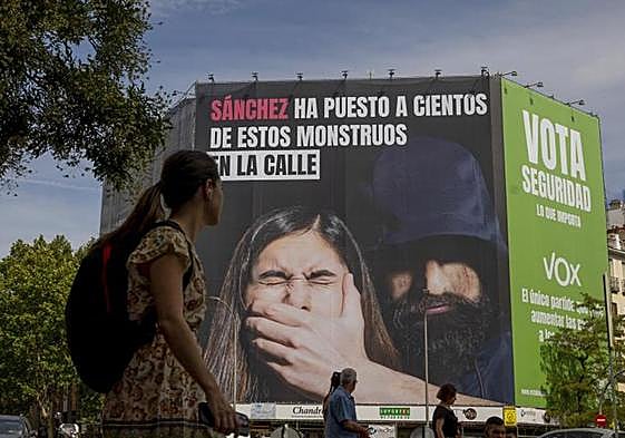 Imagen de la lona desplegada por Vox.