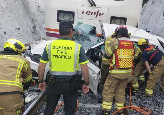 Un fallecido y dos al arrollar un tren a un turismo sobre la vía en Lugo