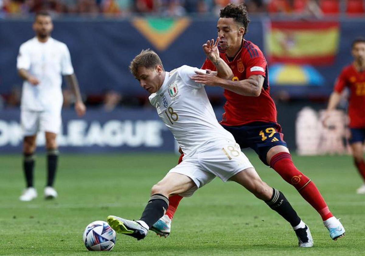 Rodrigo Moreno pelea por un balón con el italiano Nicolo Barella durante la semifinal de la Liga de Naciones.