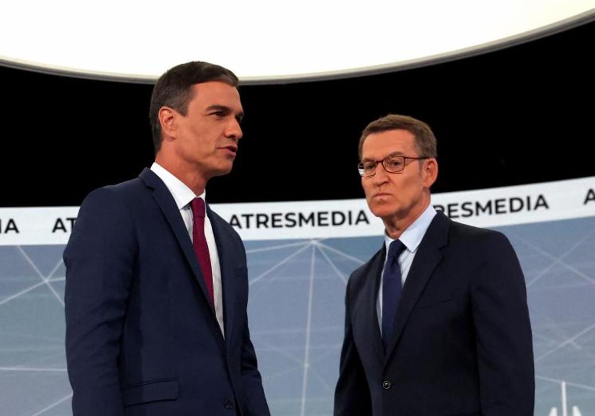 Pedro Sánchez y Alberto Núñez Feijóo, momentos antes de dar inicio el debate entre ambos candidatos.