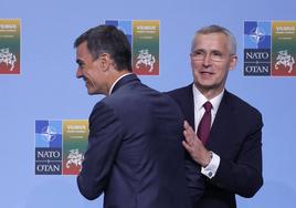 Sánchez saluda ayer al secretario general de la OTAN, Jens Stoltenberg, en la cumbre de Vilna.