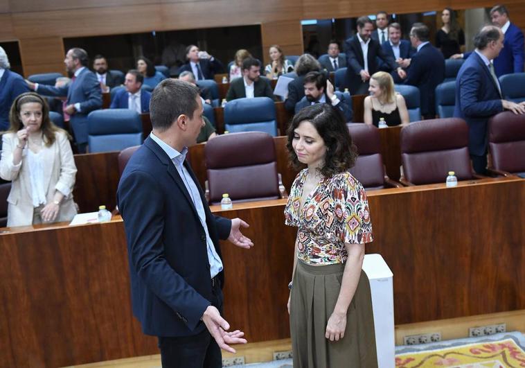 El portavoz del PSOE en la Asamblea de Madrid, Juan Lobato,y la presidenta de la Comunidad de Madrid y del PP de Madrid, Isabel Díaz Ayuso a su llegada a la Asamblea