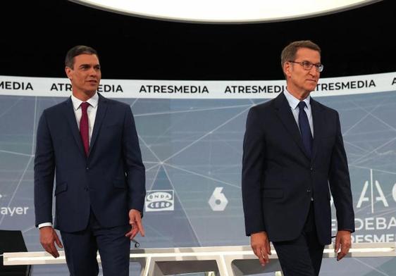 Pedro Sánchez y Alberto Núñez Feijóo, momentos antes de dar inicio el debate entre ambos candidatos.