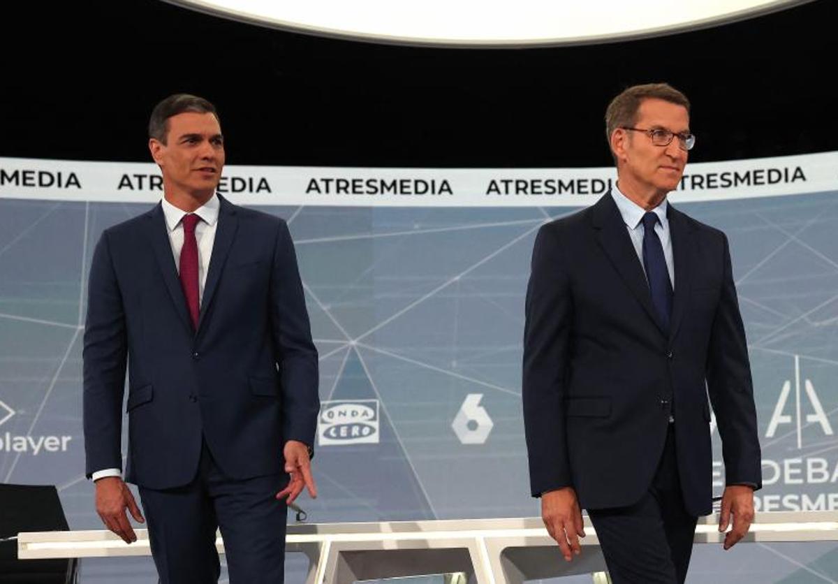 Pedro Sánchez y Alberto Núñez Feijóo, momentos antes de dar inicio el debate entre ambos candidatos.