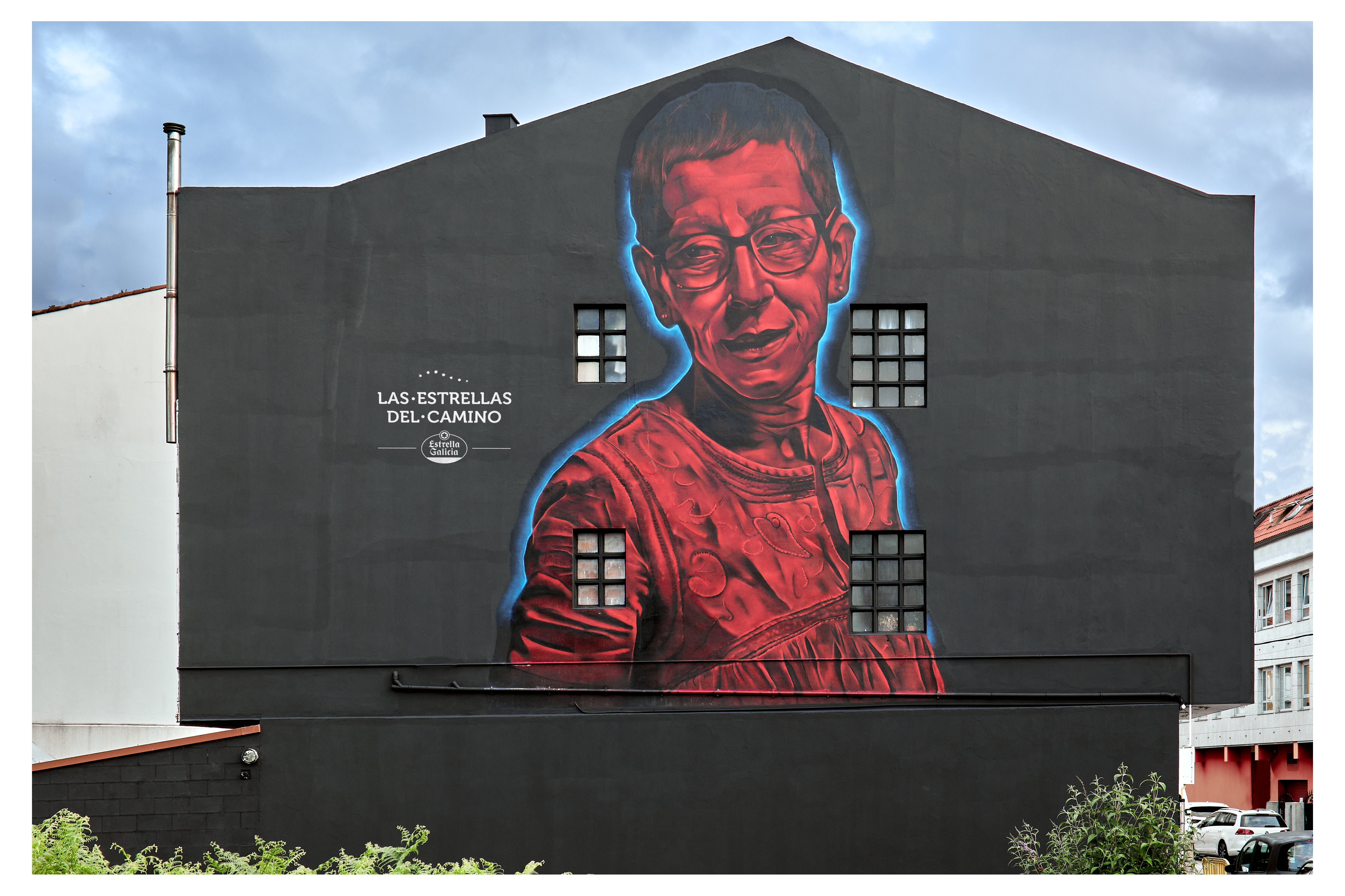 Uno de los murales que retrata Rocío, restauradora y hotelera del Camino (Miño).