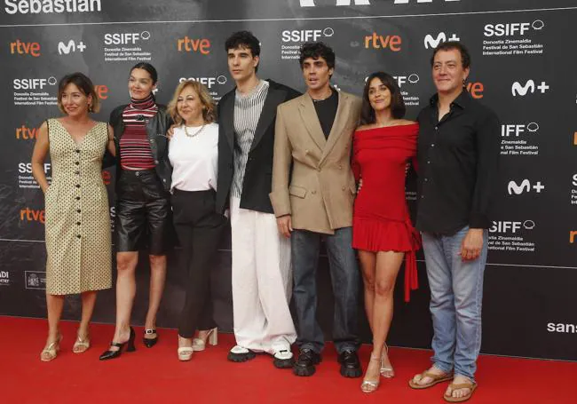 Lola Dueñas, Ana Rujas, Carmen Machi, Javier Calvo, Javier Ambrossi, Macarena García y Roger Casamajor posan en la presentación de la 71ª edición del Festival de San Sebastián