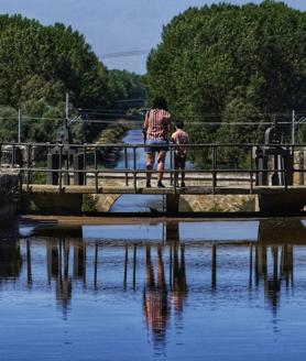 Imagen secundaria 2 - 1. Una peregrina recién hallada se dirige al albergue. 2. Tres niños se divierten en la piscina municipal. 3. Las esclusas del Canal de Castilla son uno de los principales atractivos de Frómista.