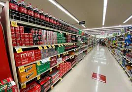 Pasillo de un supermercado con diferentes bebidas edulcoradas.
